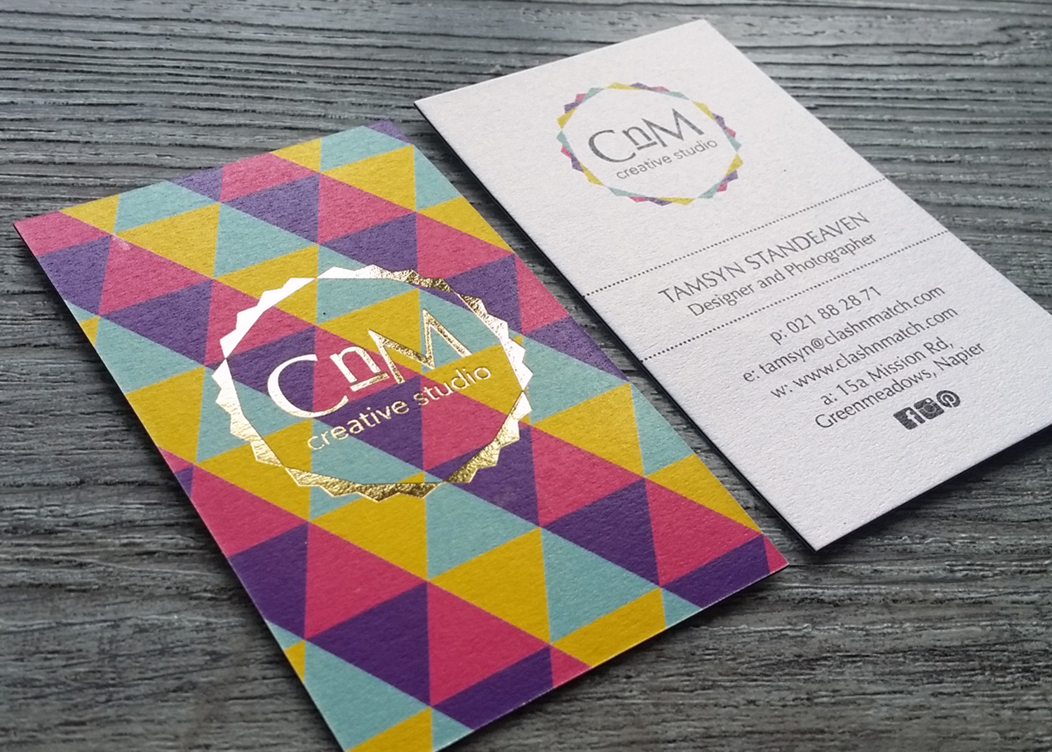 名片裡應該要有哪些內容? 最好要有您的姓名、職稱、標誌還有最佳聯絡方式等重要資訊。然後再根據自己的角色加入其他細節,像是直播主可以有 Twitch 連結、網紅可以加上 Instagram 使用者名稱、創作者可以加上標語,而小公司的老闆則可加上營業時間等。一般的工作建議使用較為傳統的型式,當然也可以跳脫傳統大玩創意。名片的正面和背面都可以加入資訊,由您自己決定。